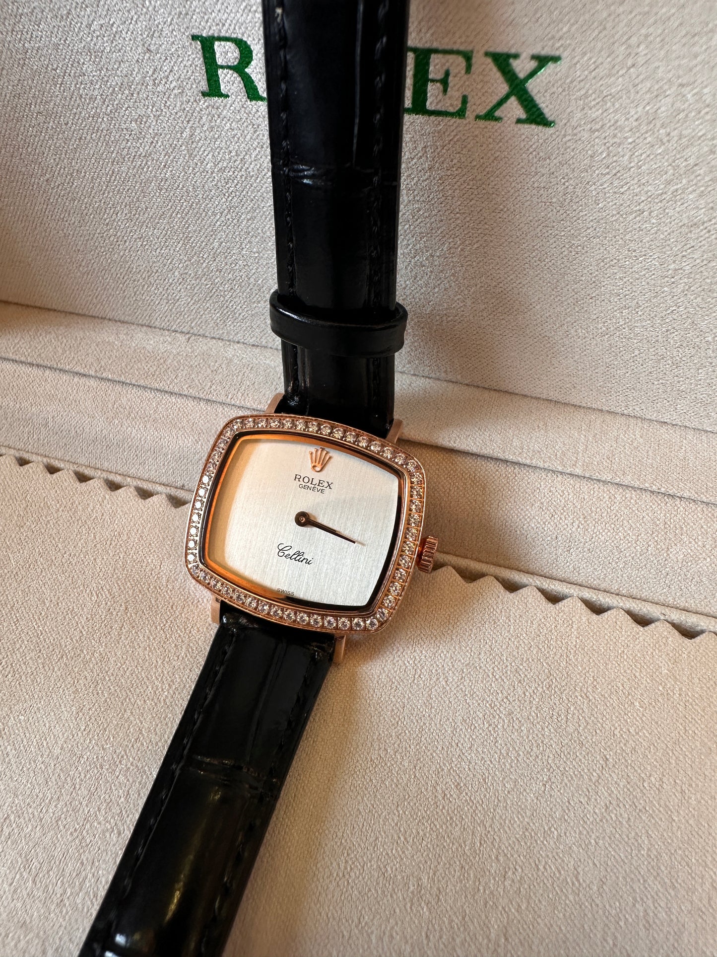 Reloj Rolex Cellini de oro rosa con bisel de diamantes