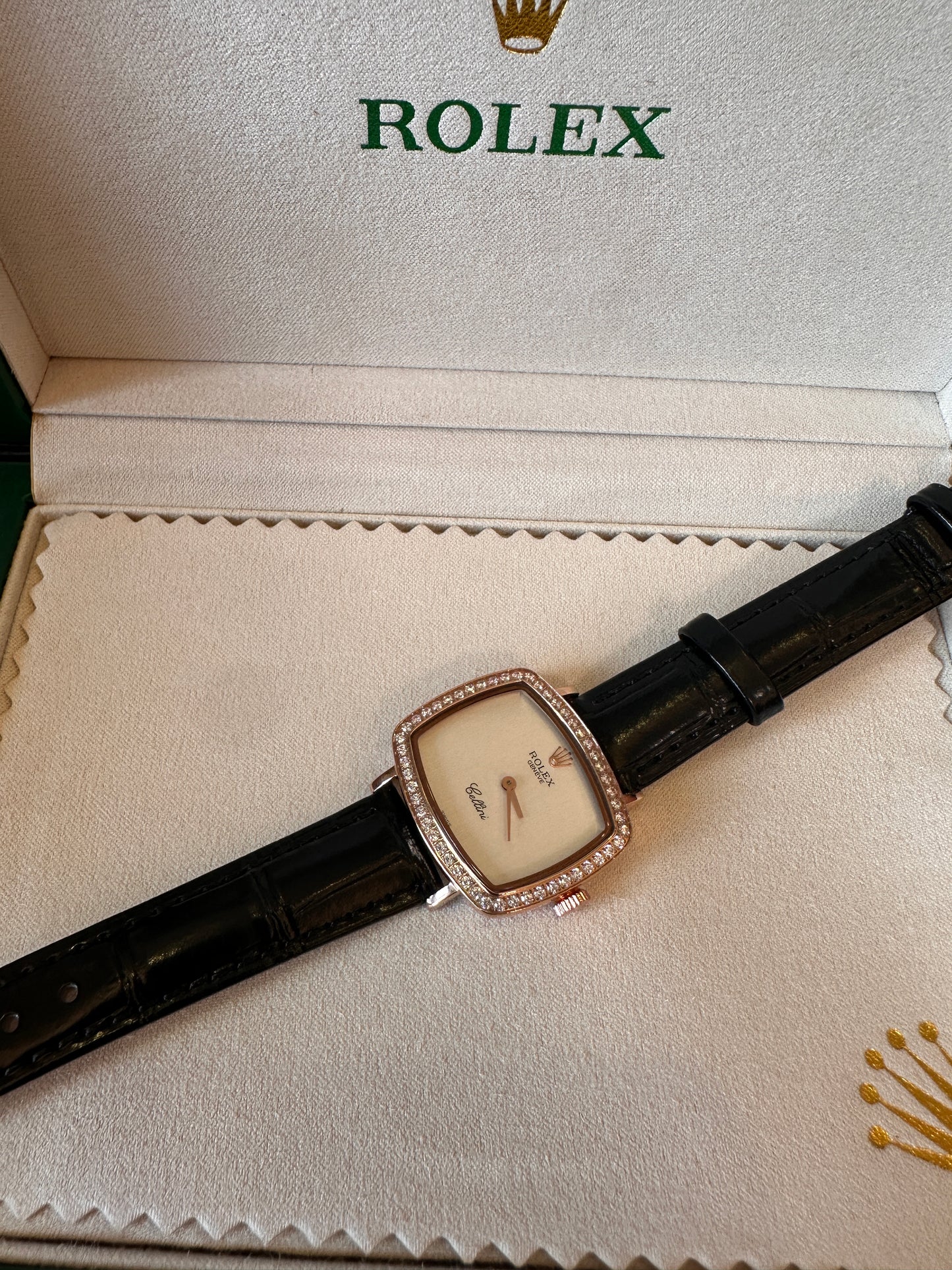Reloj Rolex Cellini de oro rosa con bisel de diamantes