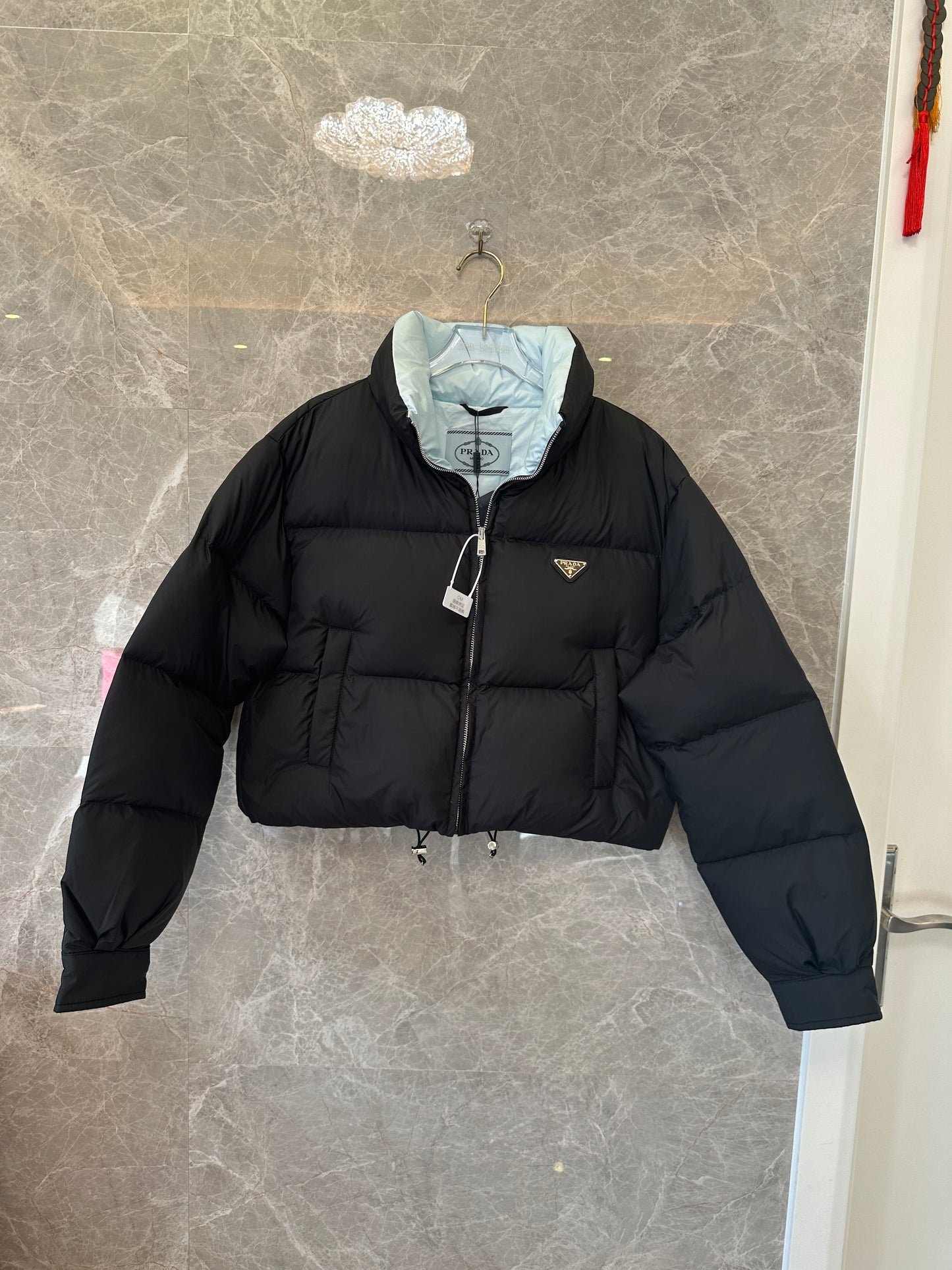 Casaco Curto de Penas Re-Nylon Prada Preto e Azul-Claro