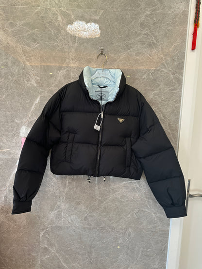 Casaco Curto de Penas Re-Nylon Prada Preto e Azul-Claro