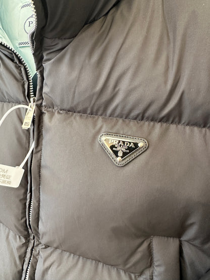 Casaco Curto de Penas Re-Nylon Prada Preto e Azul-Claro