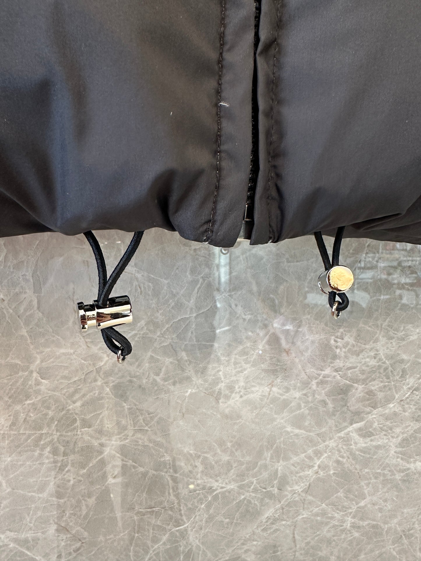 Casaco Curto de Penas Re-Nylon Prada Preto e Azul-Claro