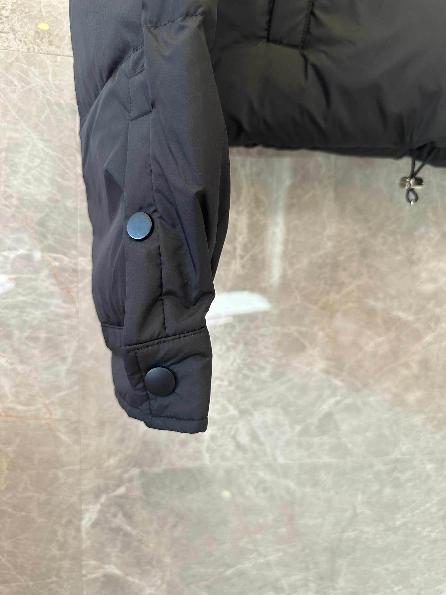 Casaco Curto de Penas Re-Nylon Prada Preto e Azul-Claro