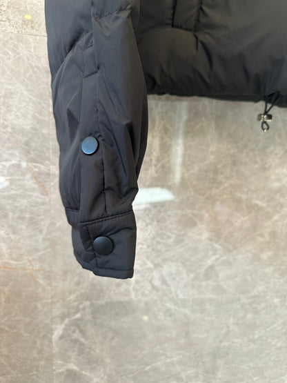Casaco Curto de Penas Re-Nylon Prada Preto e Azul-Claro