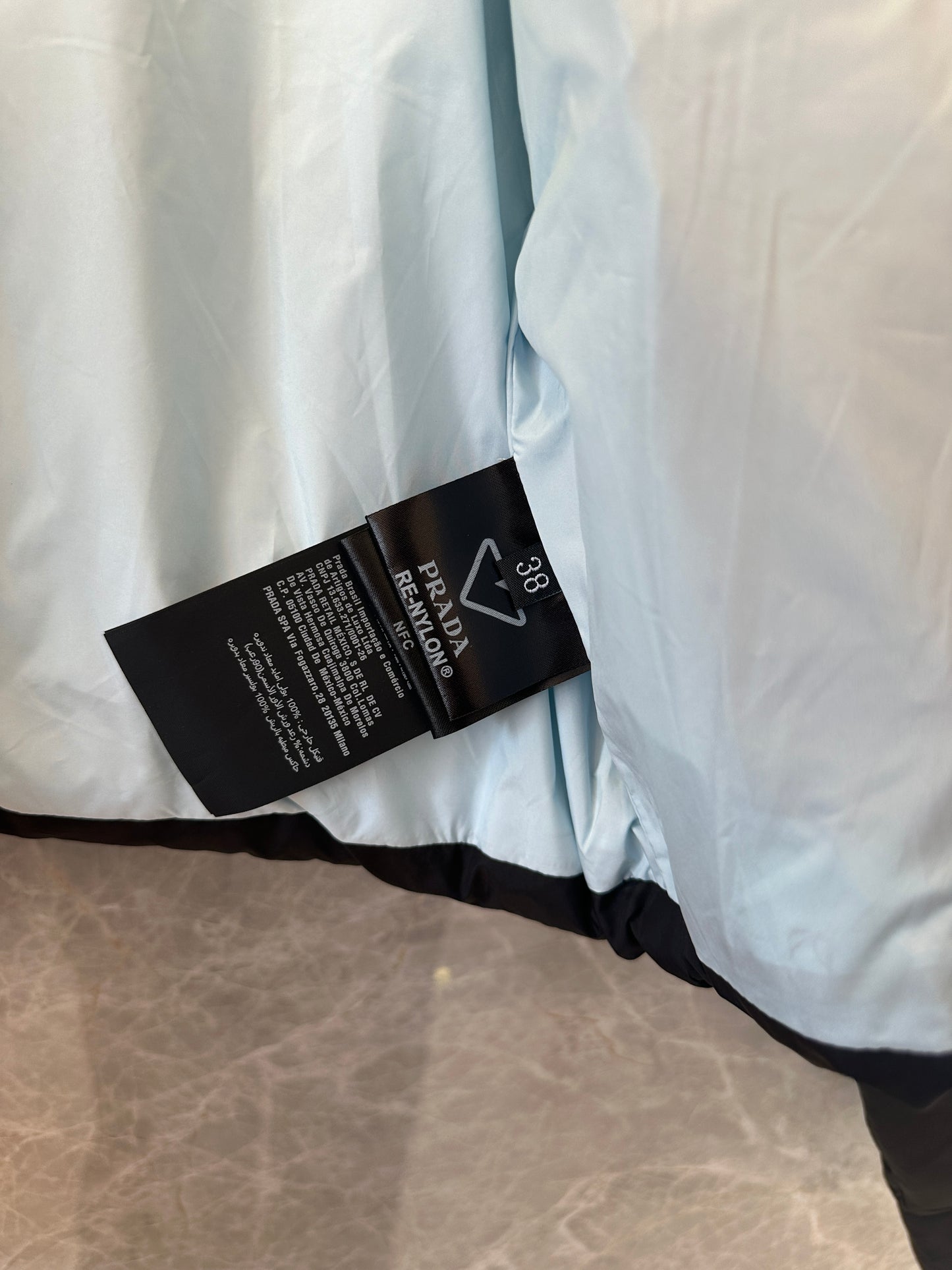 Casaco Curto de Penas Re-Nylon Prada Preto e Azul-Claro