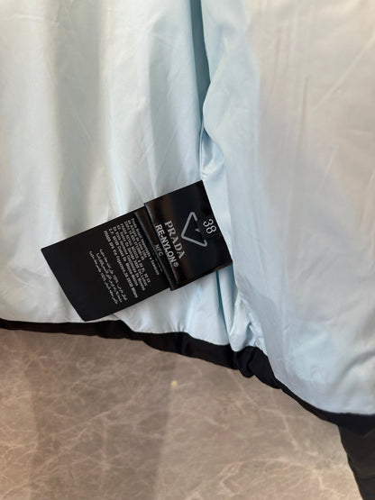 Casaco Curto de Penas Re-Nylon Prada Preto e Azul-Claro