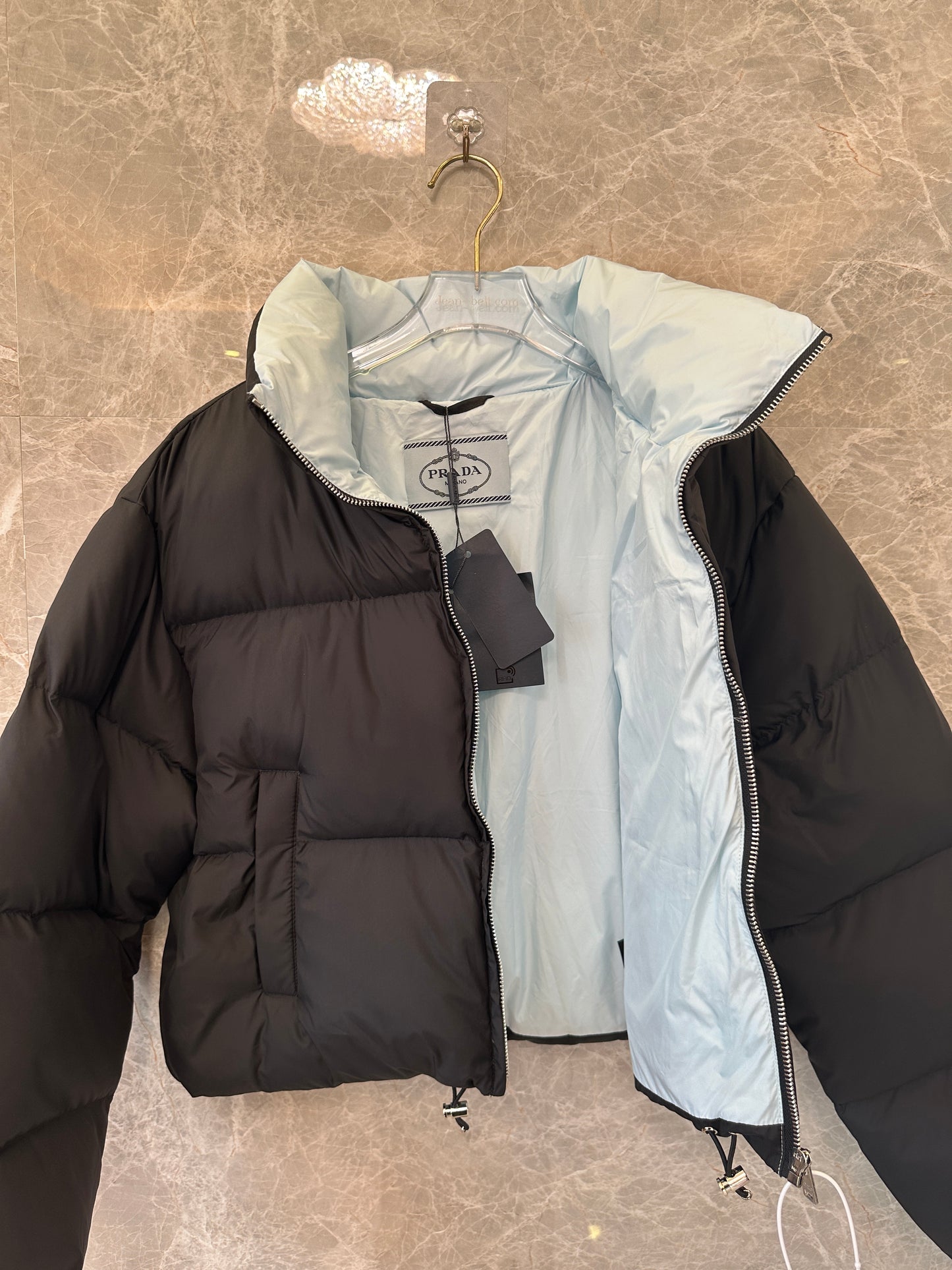 Casaco Curto de Penas Re-Nylon Prada Preto e Azul-Claro