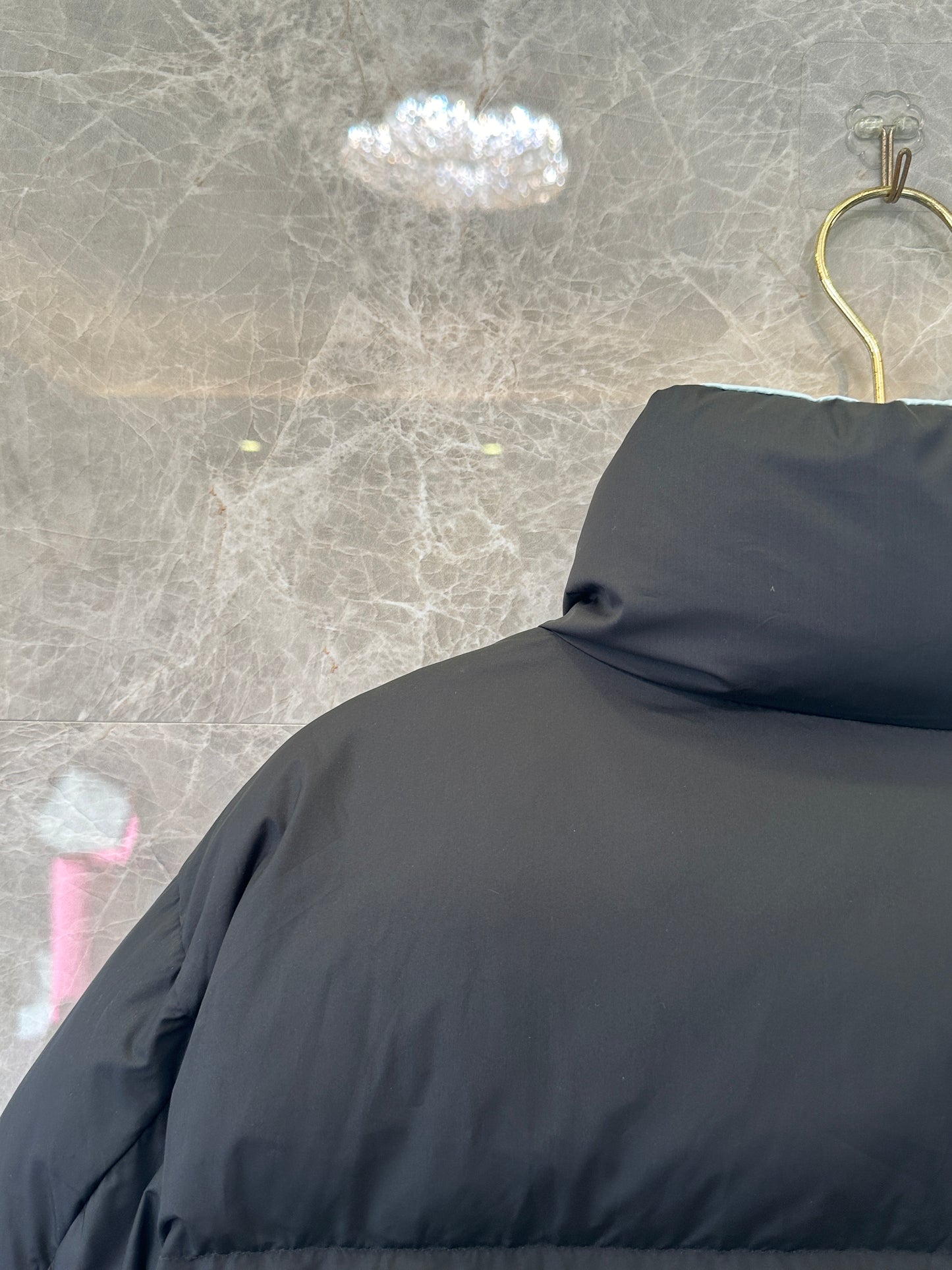 Casaco Curto de Penas Re-Nylon Prada Preto e Azul-Claro