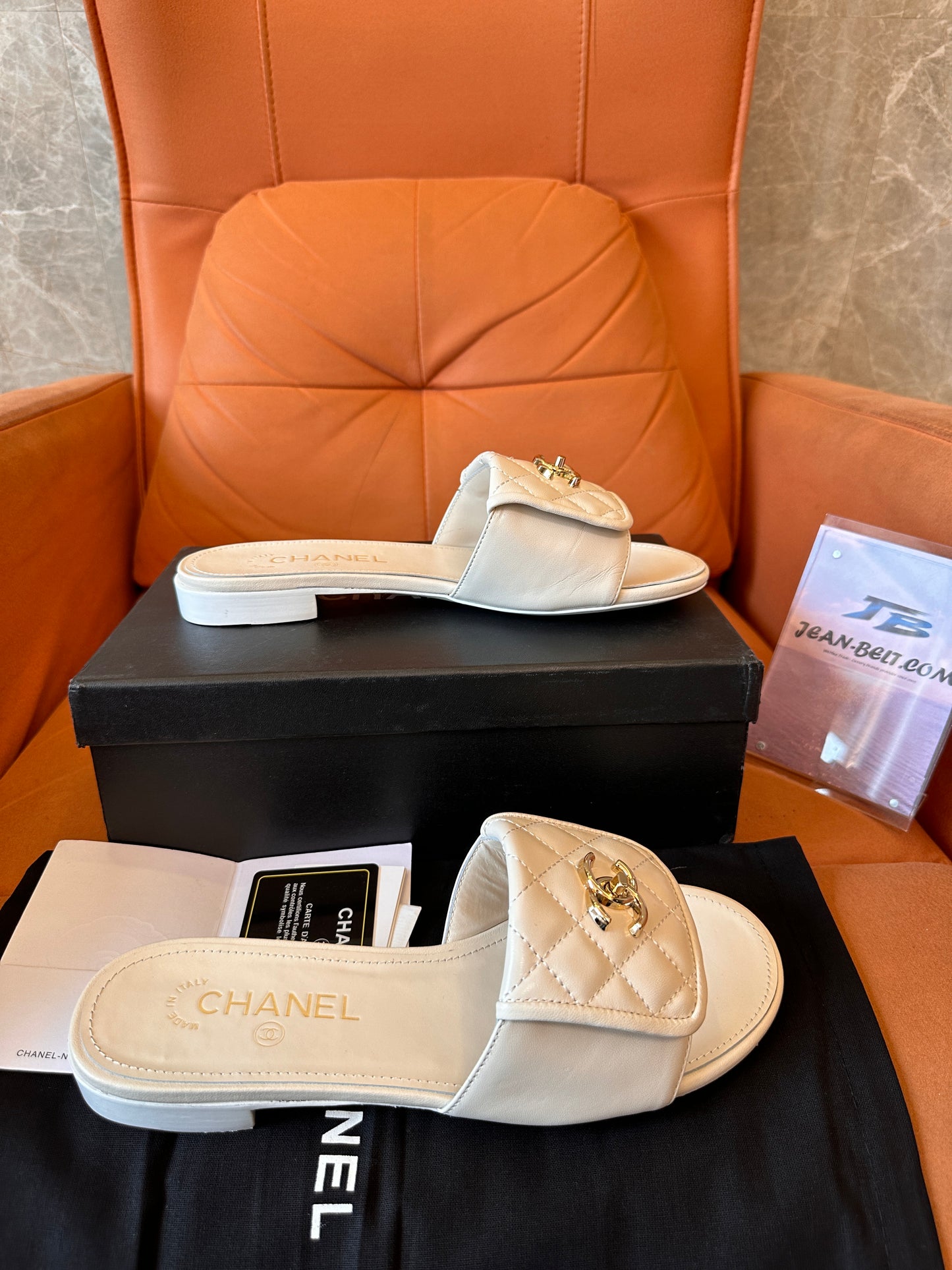 Sandalias Chanel de piel acolchada en beige