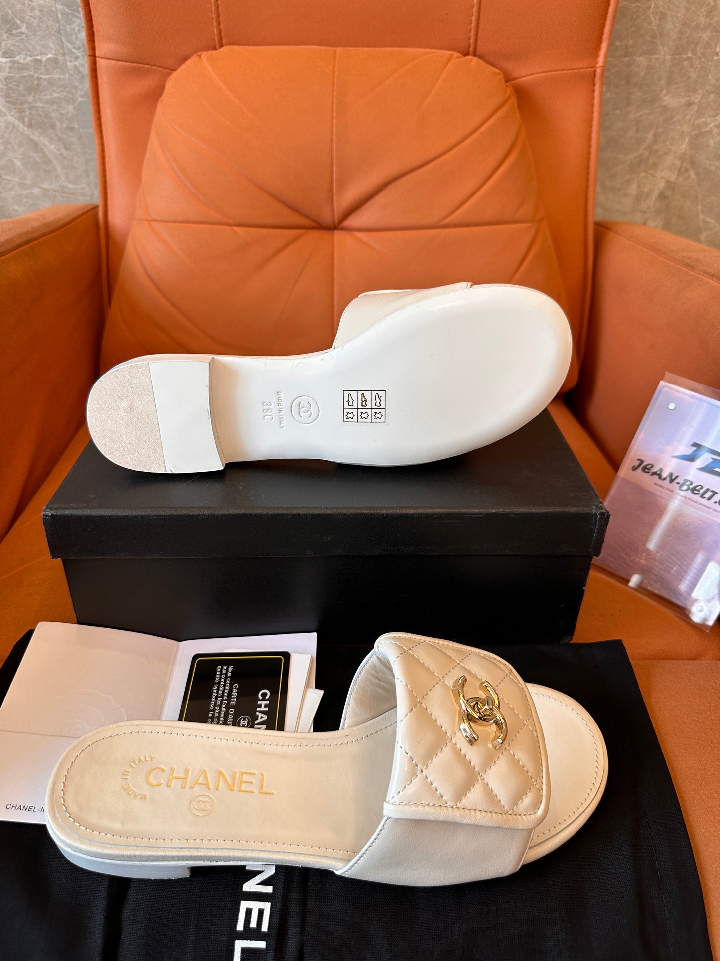 Sandalias Chanel de piel acolchada en beige