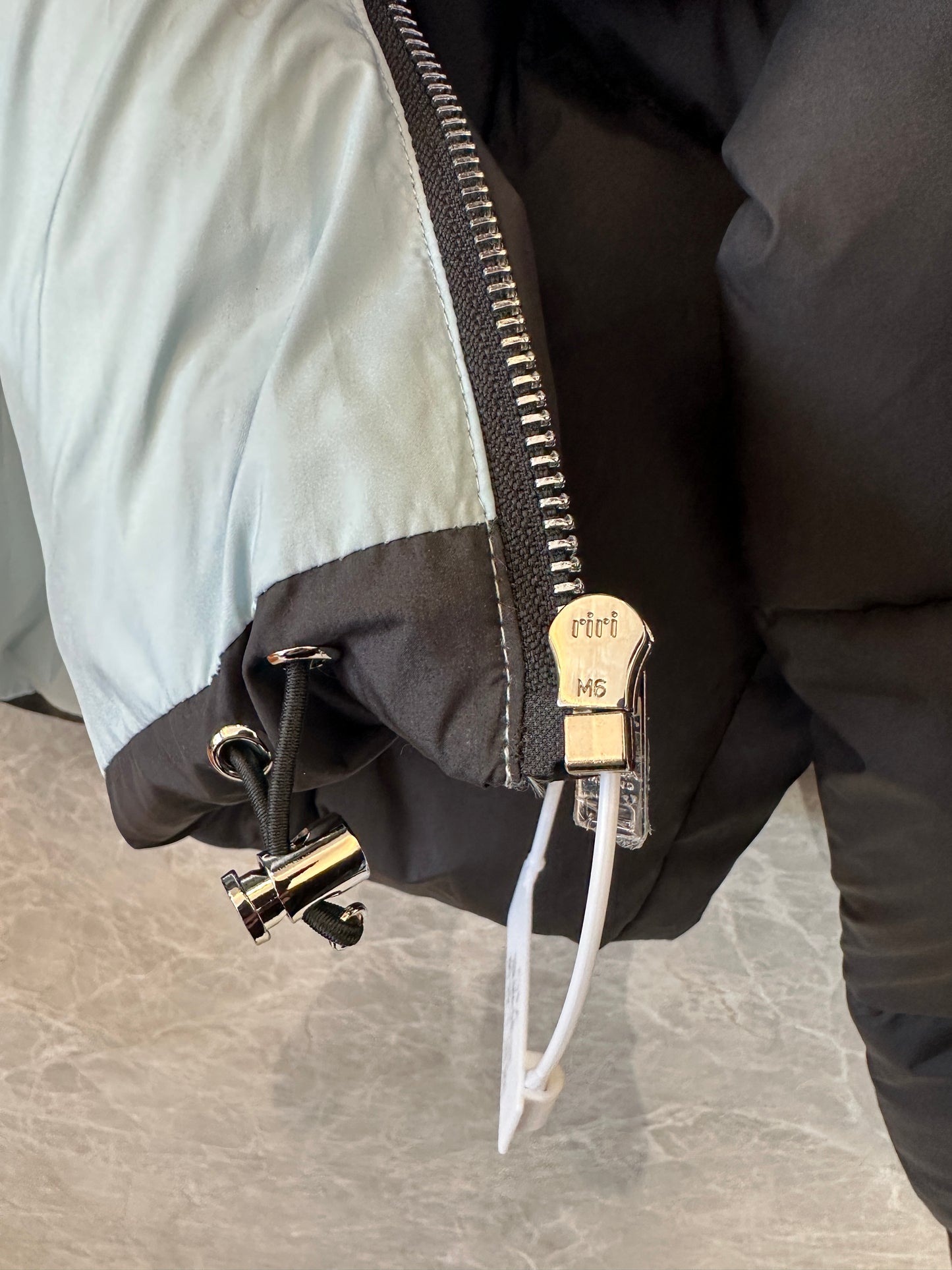 Casaco Curto de Penas Re-Nylon Prada Preto e Azul-Claro