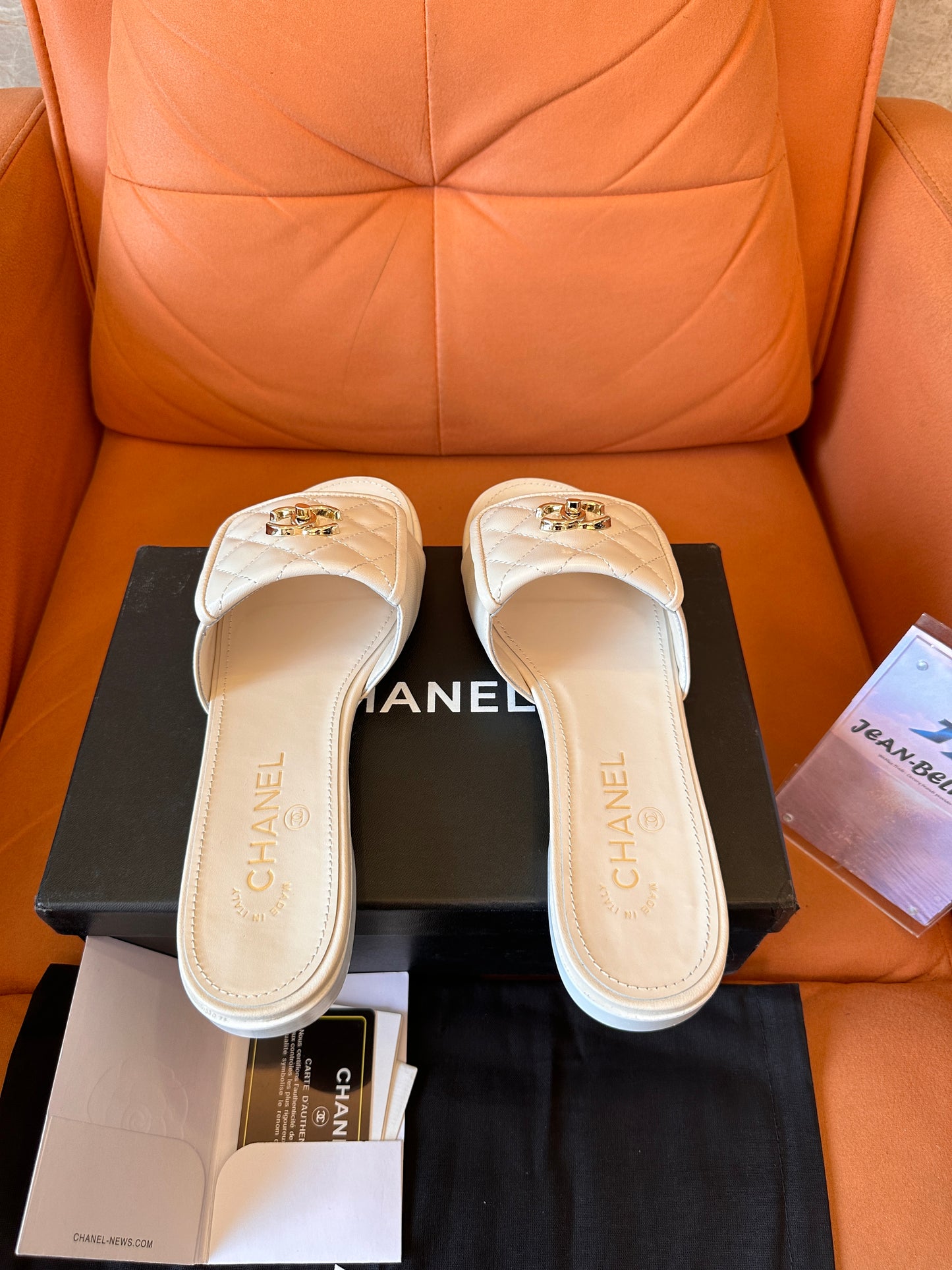 Sandalias Chanel de piel acolchada en beige