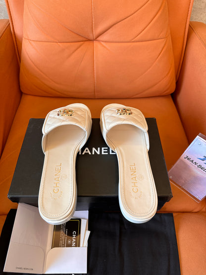 Sandalias Chanel de piel acolchada en beige