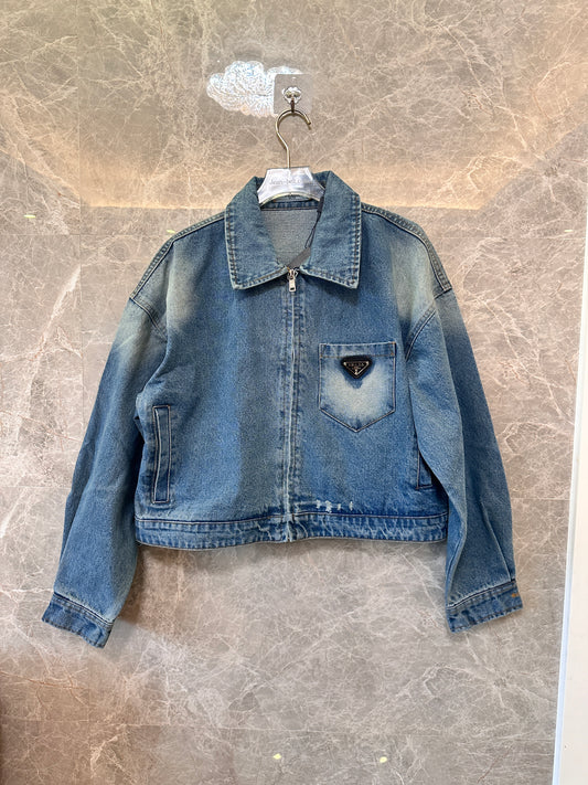 Chaqueta vaquera lavada de Prada con logotipo triangular