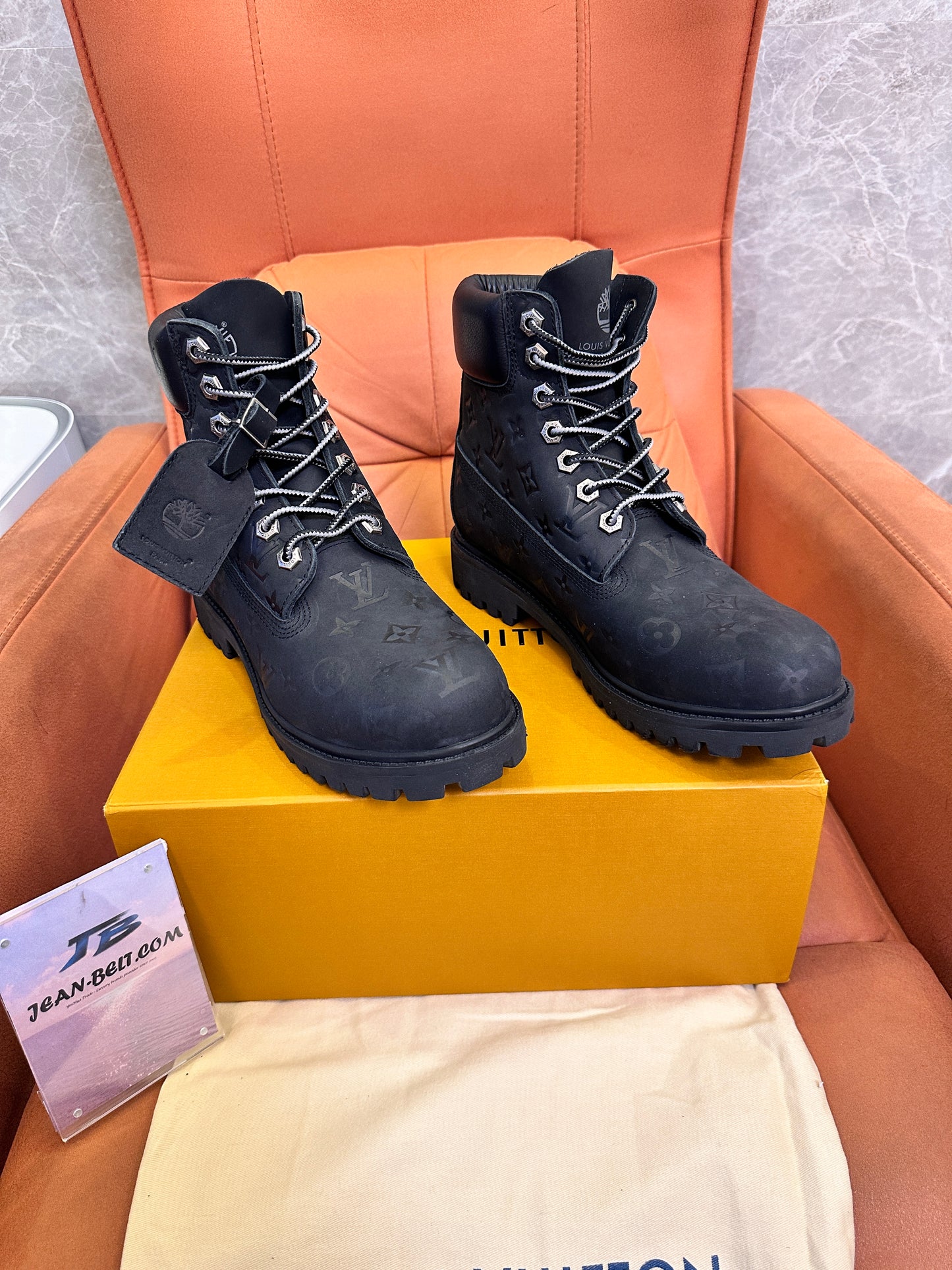 Botas de nobuk con monograma en relieve de Louis Vuitton x Timberland