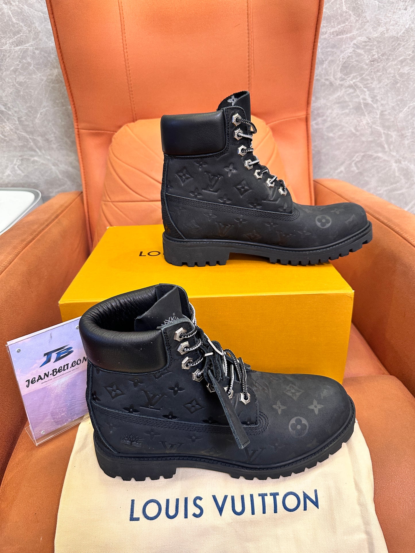 Botas de nobuk con monograma en relieve de Louis Vuitton x Timberland