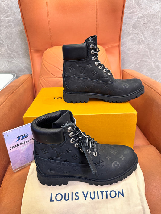 Botas Louis Vuitton x Timberland Monogram em Nobuck Gofrado
