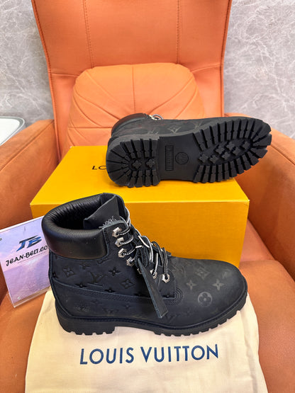 Botas de nobuk con monograma en relieve de Louis Vuitton x Timberland