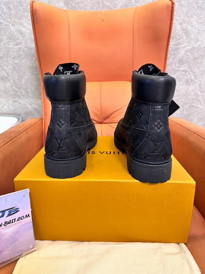 Botas de nobuk con monograma en relieve de Louis Vuitton x Timberland