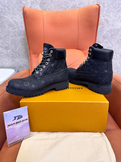 Botas de nobuk con monograma en relieve de Louis Vuitton x Timberland