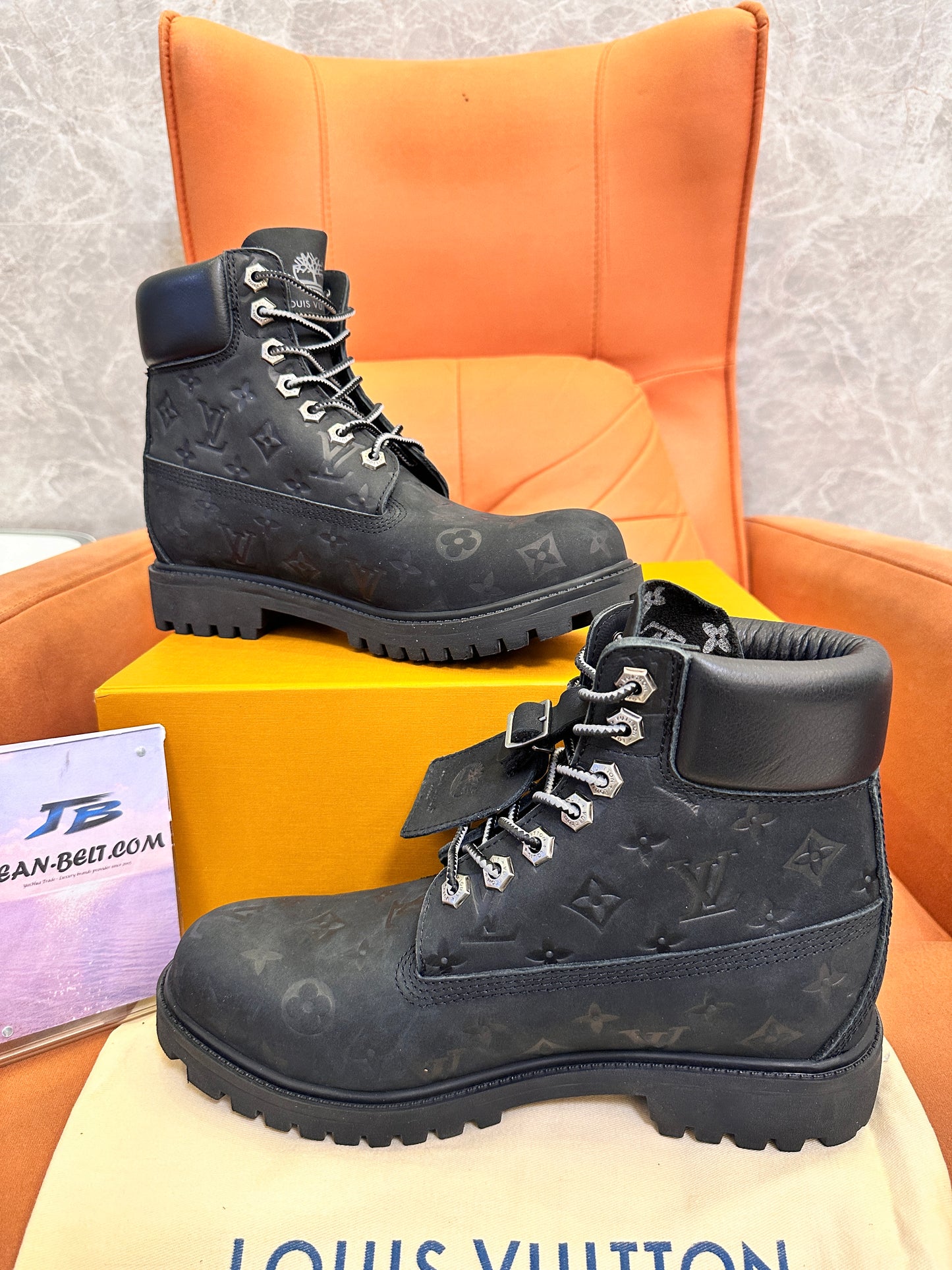 Botas de nobuk con monograma en relieve de Louis Vuitton x Timberland