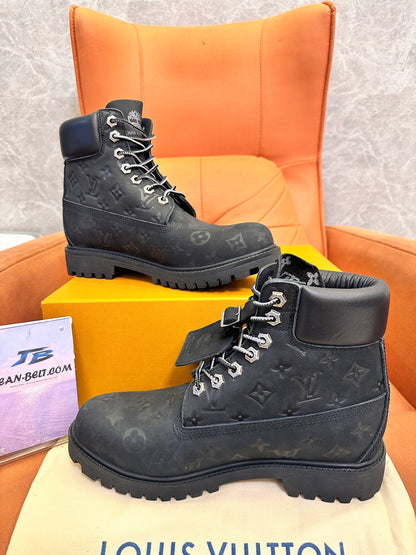 Botas de nobuk con monograma en relieve de Louis Vuitton x Timberland