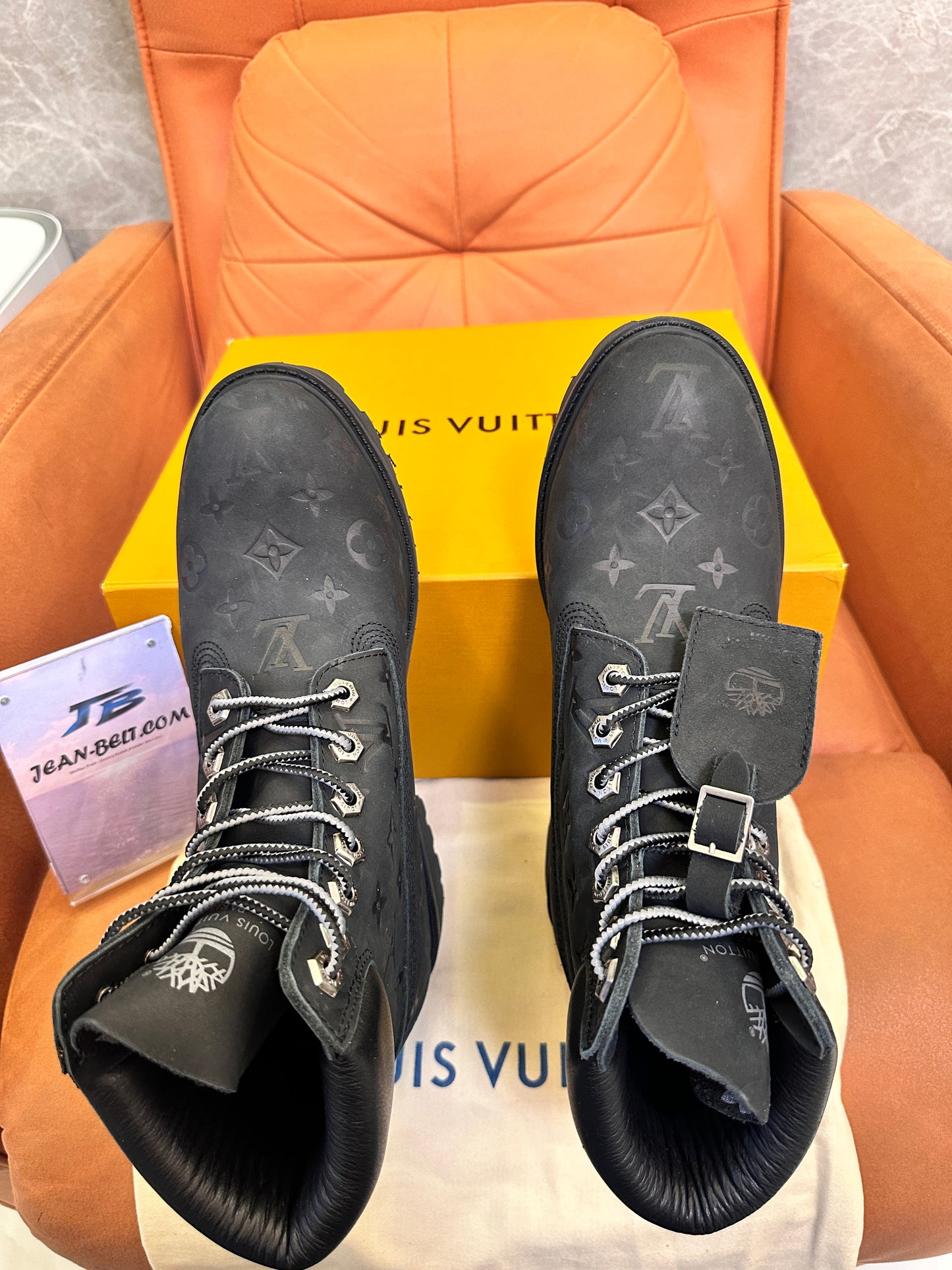 Botas de nobuk con monograma en relieve de Louis Vuitton x Timberland