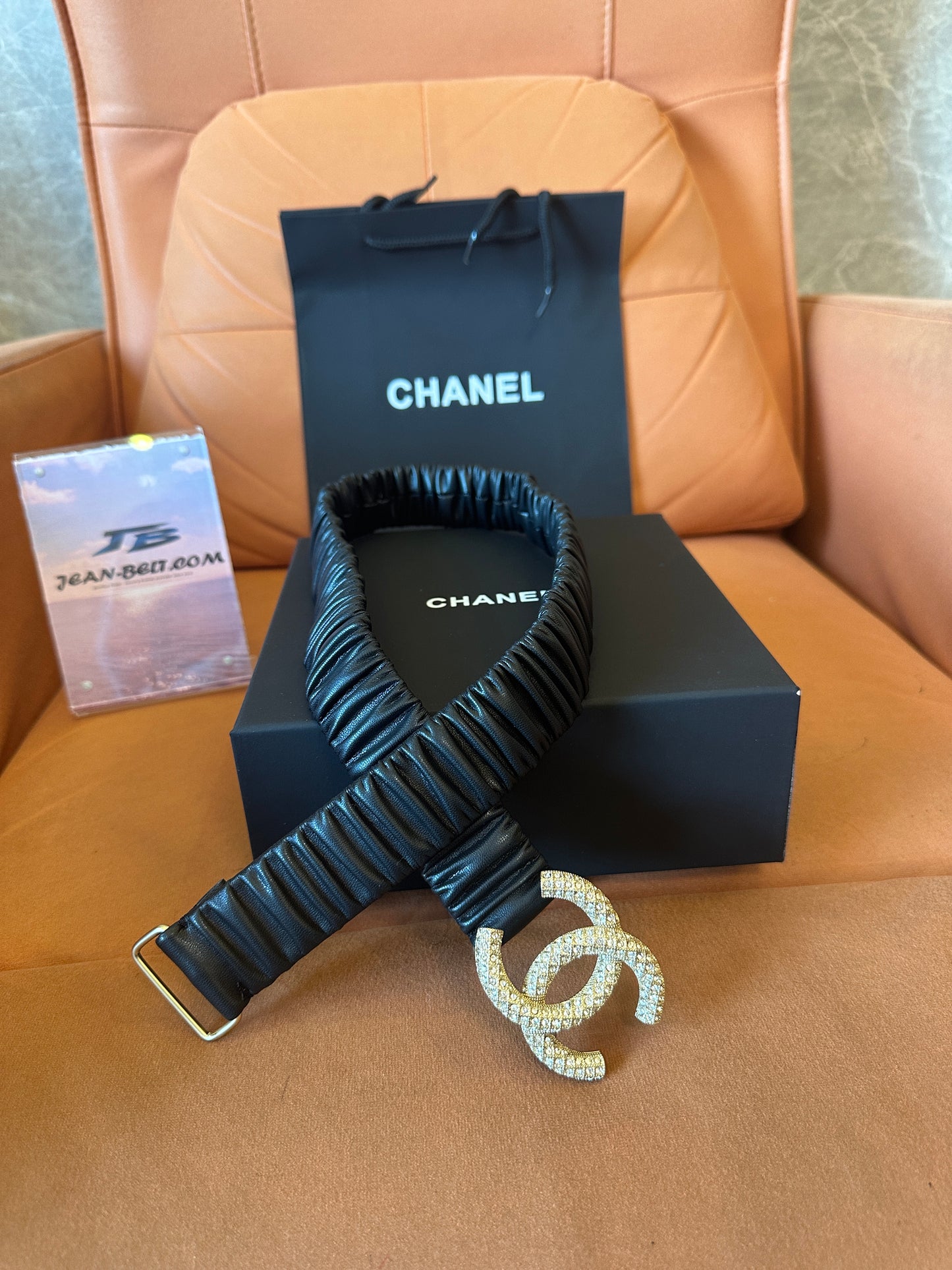 Cinto Chanel em Pele Franzida com Fivela CC de Cristais