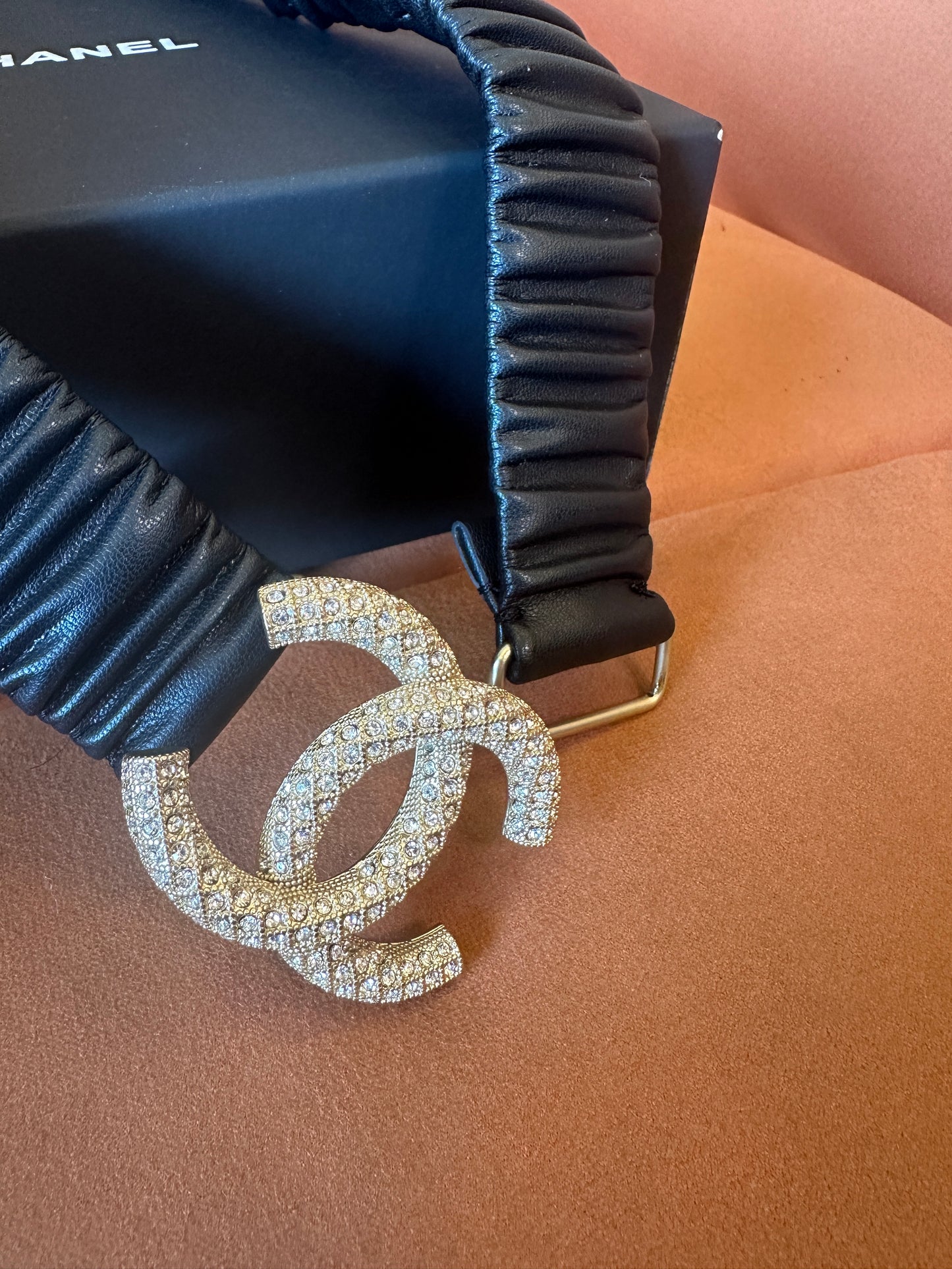 Cinto Chanel em Pele Franzida com Fivela CC de Cristais