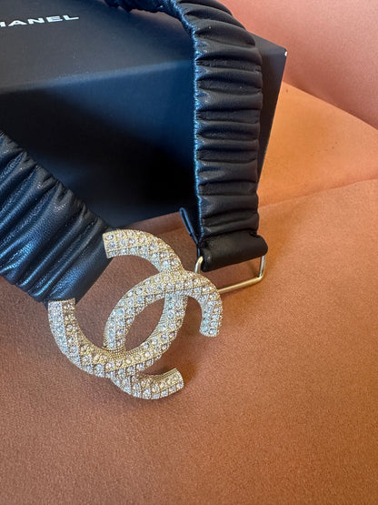 Cinto Chanel em Pele Franzida com Fivela CC de Cristais