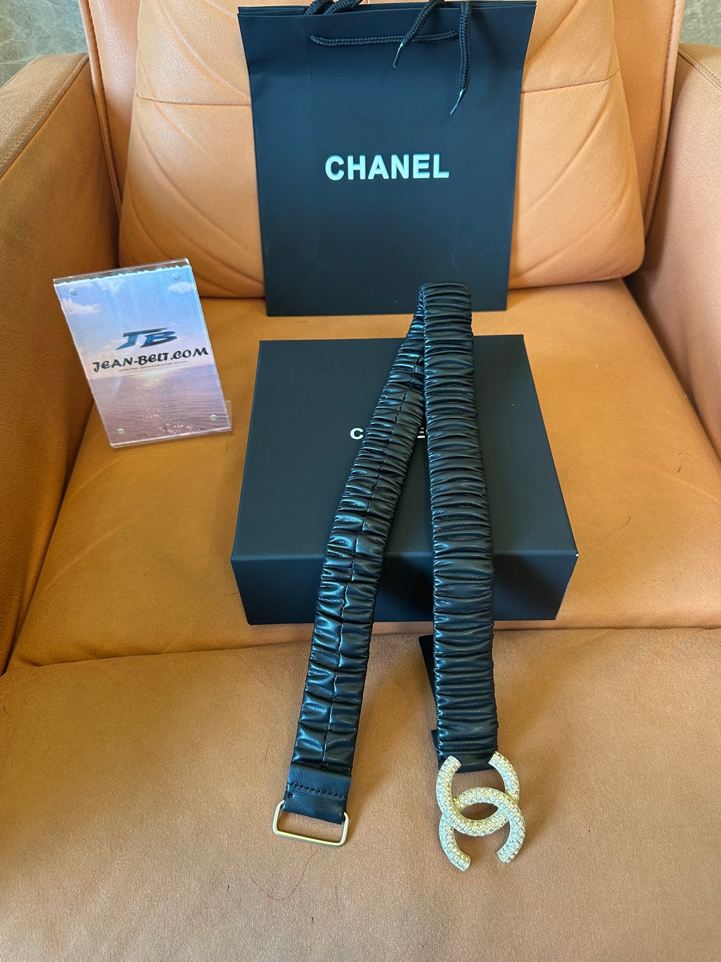 Cinto Chanel em Pele Franzida com Fivela CC de Cristais