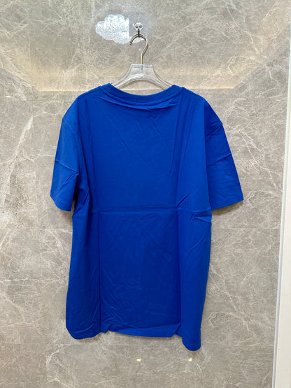 Camiseta azul de Burberry con parche B de chenilla