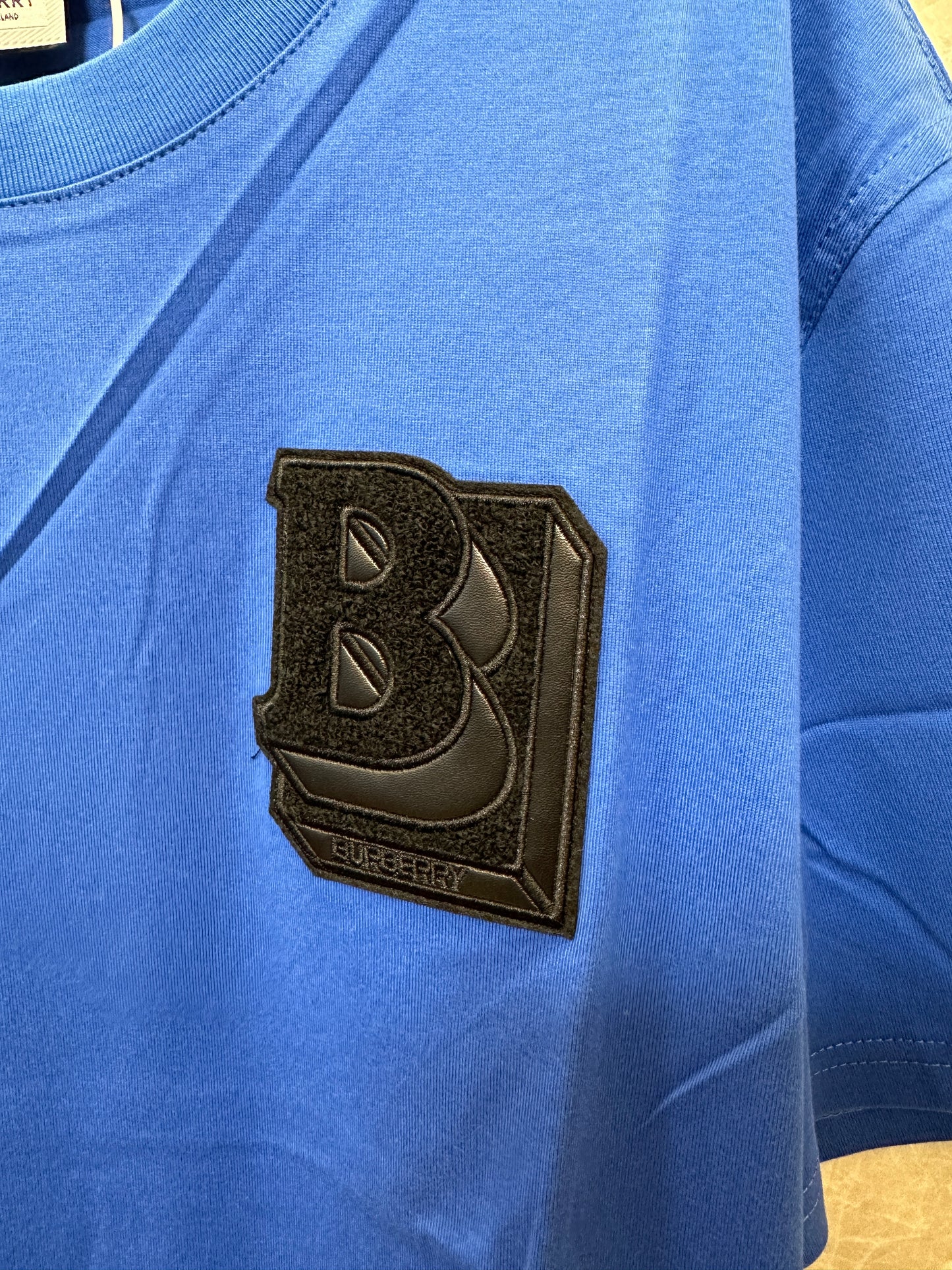 Camiseta azul de Burberry con parche B de chenilla