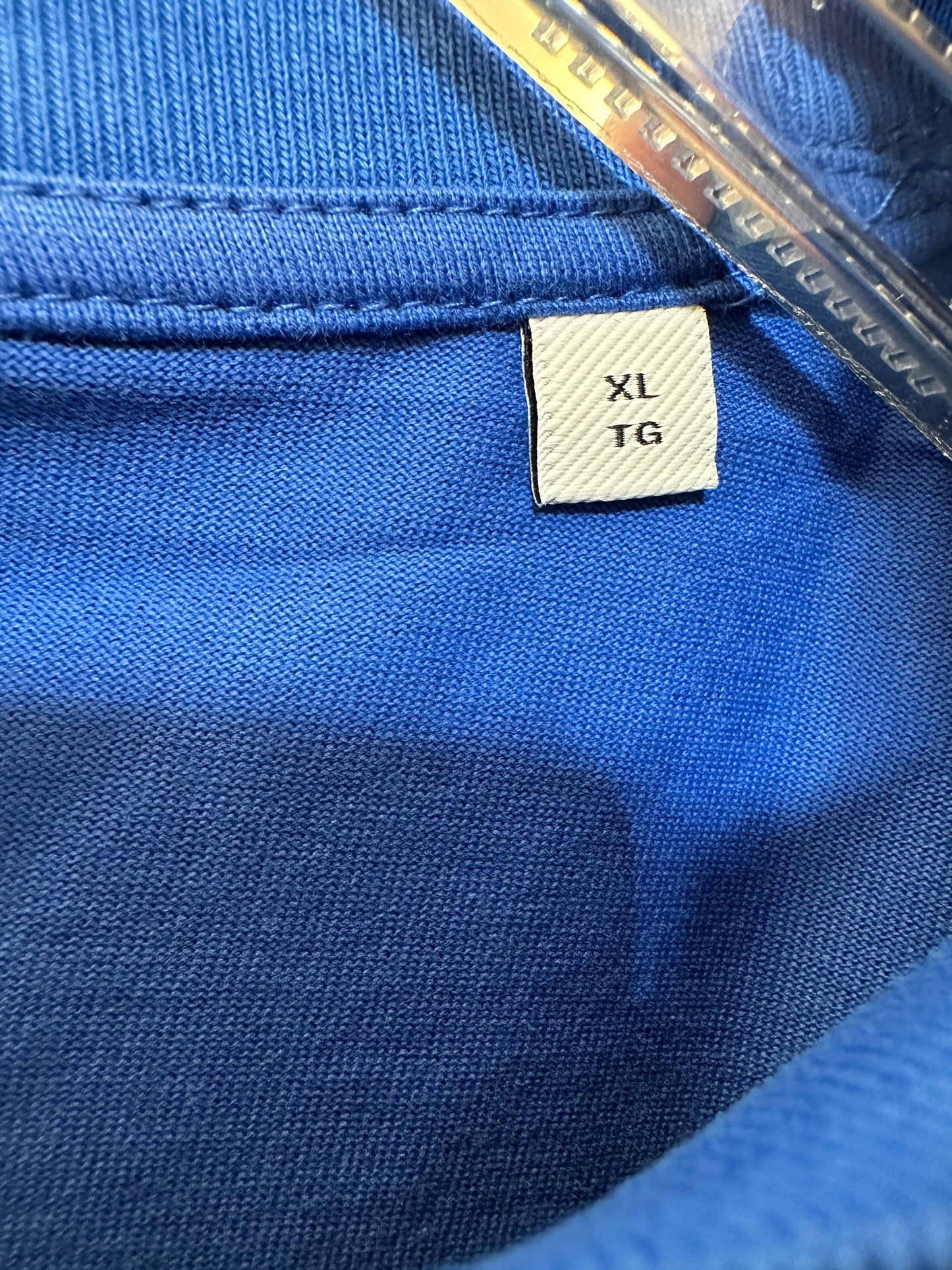 Camiseta azul de Burberry con parche B de chenilla