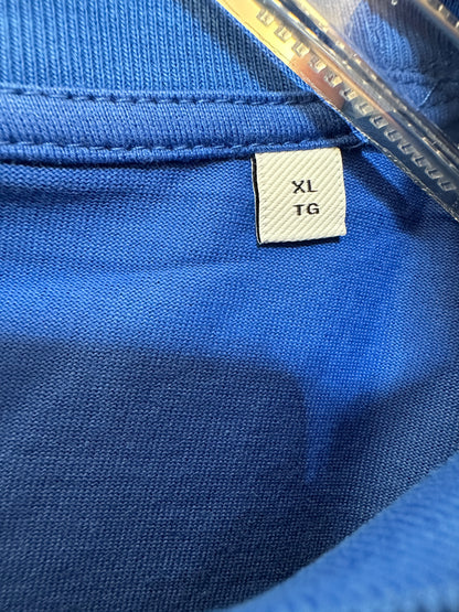 Camiseta azul de Burberry con parche B de chenilla