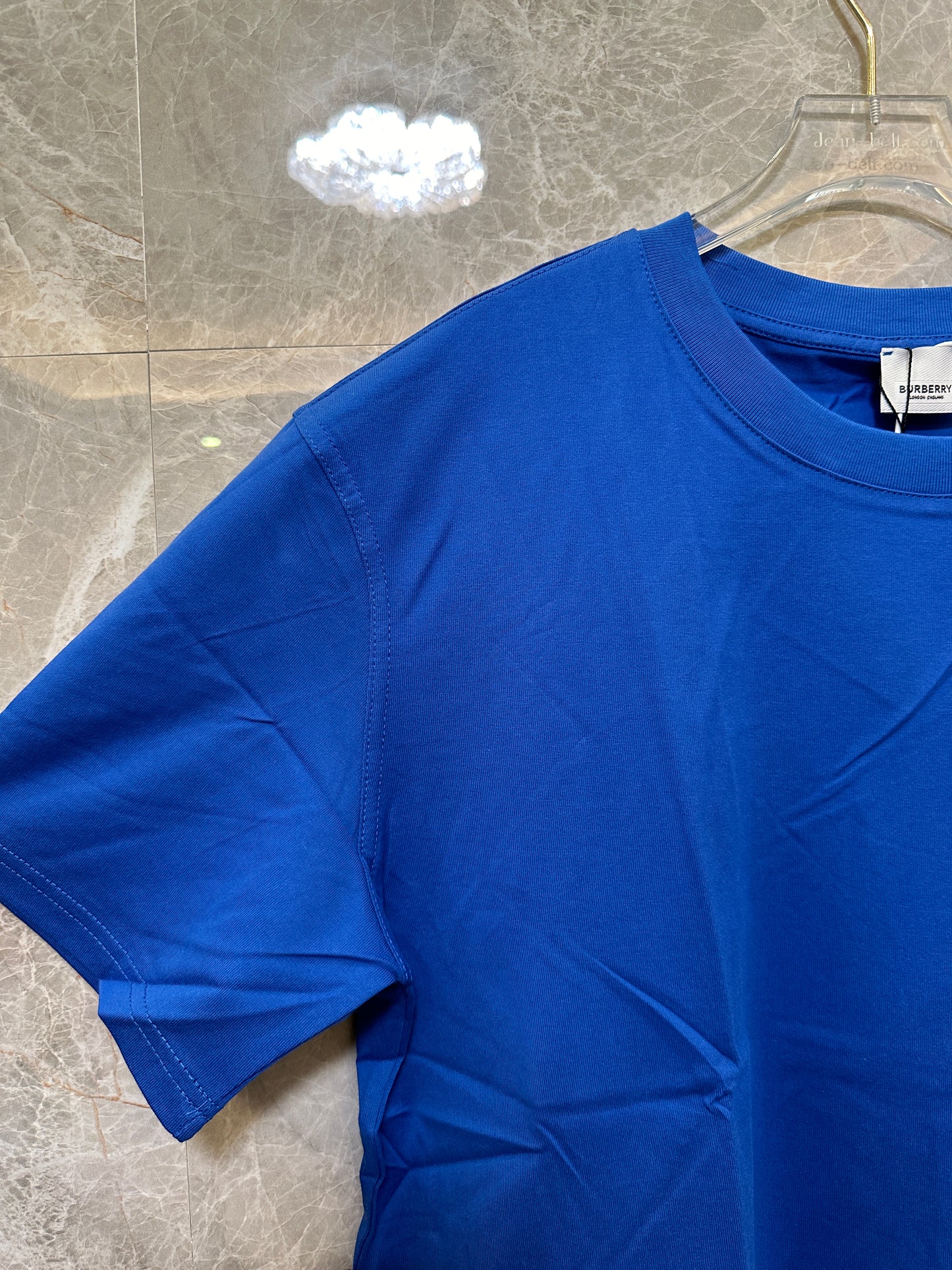 Camiseta azul de Burberry con parche B de chenilla
