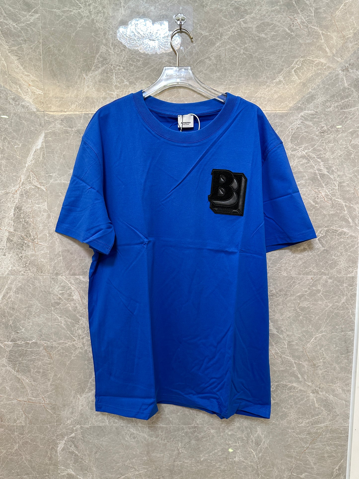 Camiseta azul de Burberry con parche B de chenilla