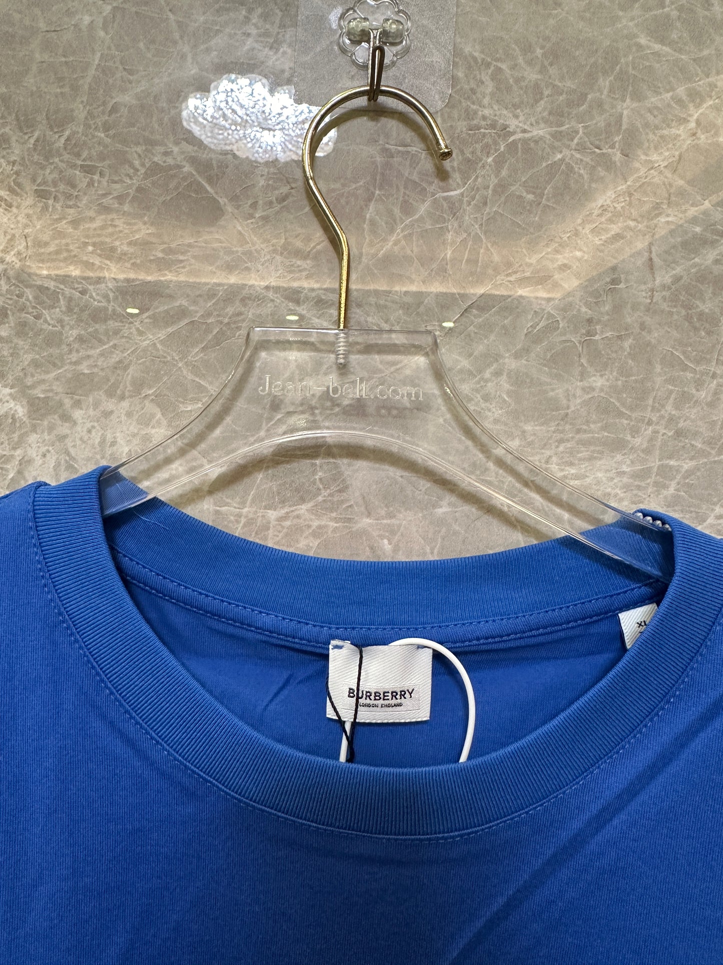 Camiseta azul de Burberry con parche B de chenilla