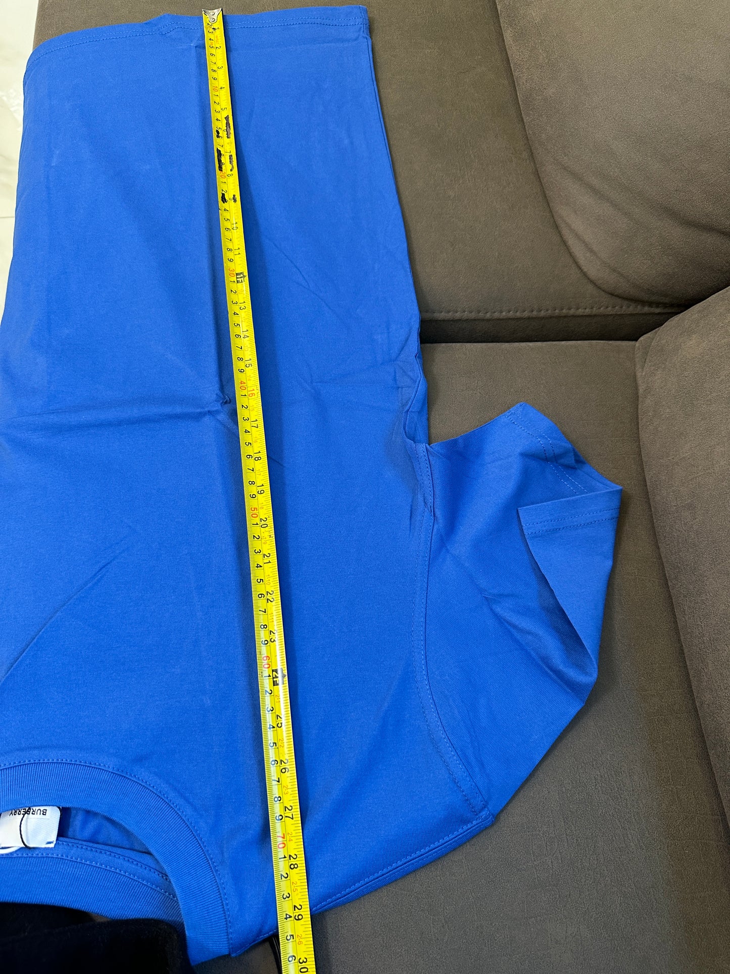 Camiseta azul de Burberry con parche B de chenilla