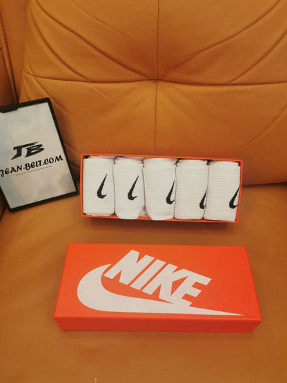 Meias Nike Classic Crew brancas (pacote com 5) com logotipo Swoosh