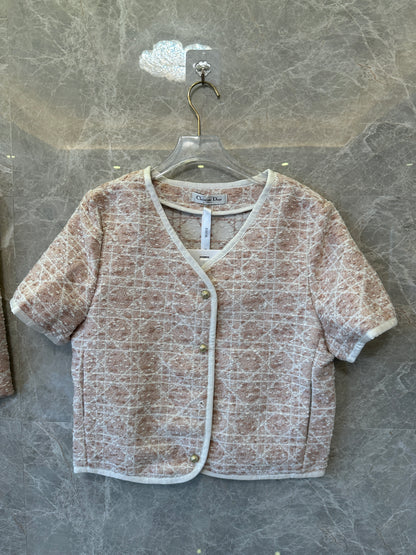 Conjunto de dos piezas en rosa Toile de Jouy de Dior: chaqueta de manga corta y minifalda de corte A