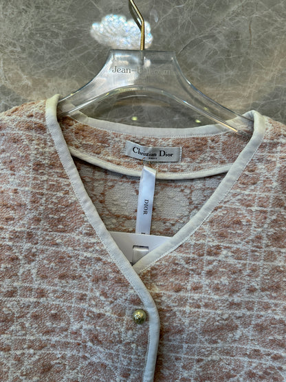 Conjunto de dos piezas en rosa Toile de Jouy de Dior: chaqueta de manga corta y minifalda de corte A