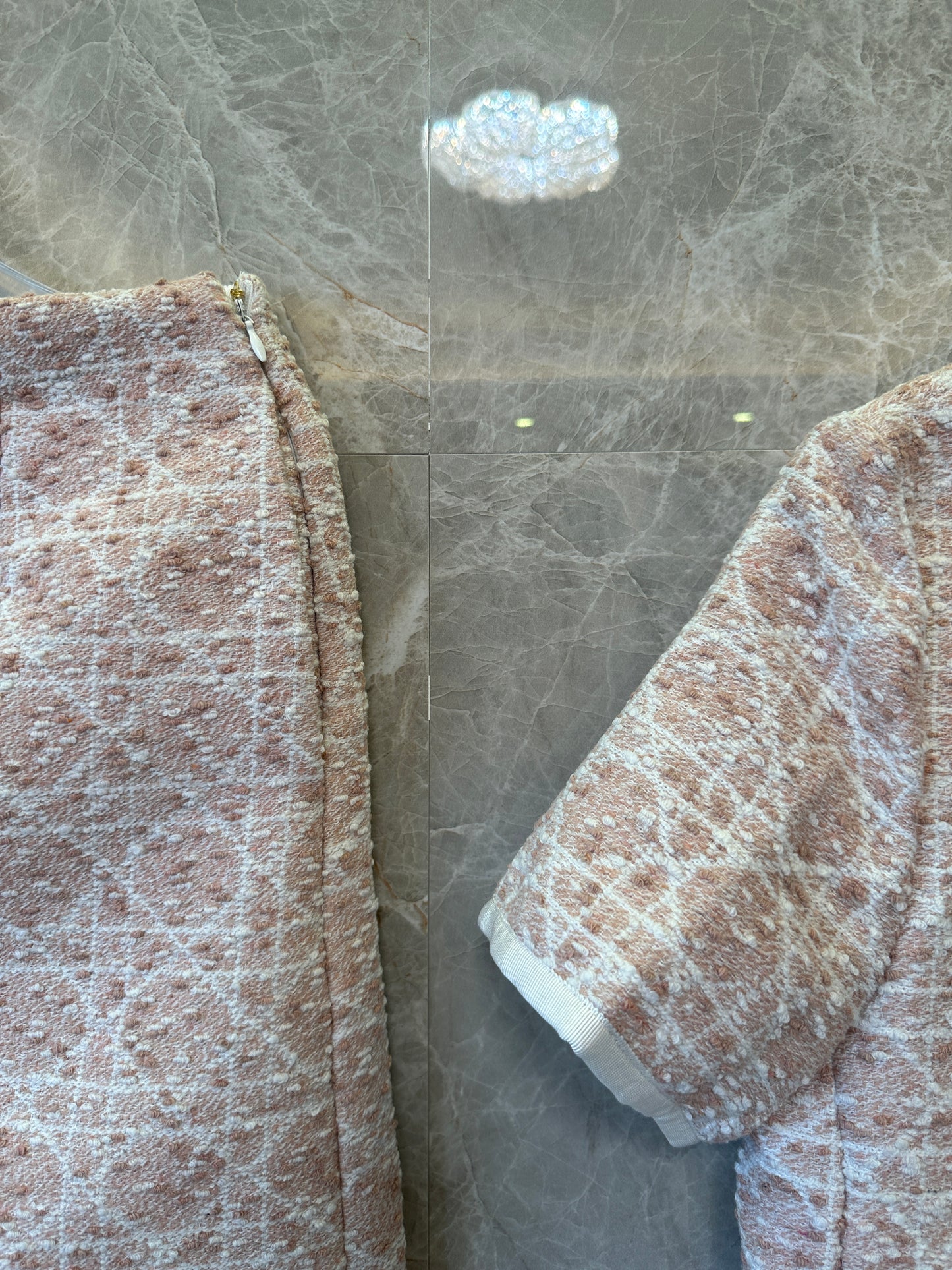Conjunto de dos piezas en rosa Toile de Jouy de Dior: chaqueta de manga corta y minifalda de corte A