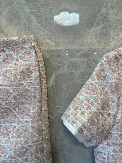 Conjunto de dos piezas en rosa Toile de Jouy de Dior: chaqueta de manga corta y minifalda de corte A