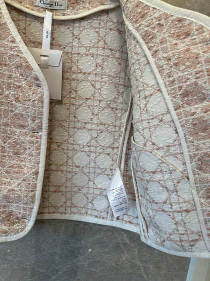 Conjunto de dos piezas en rosa Toile de Jouy de Dior: chaqueta de manga corta y minifalda de corte A