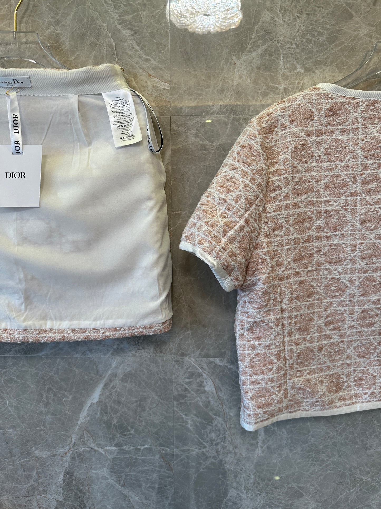 Conjunto de dos piezas en rosa Toile de Jouy de Dior: chaqueta de manga corta y minifalda de corte A