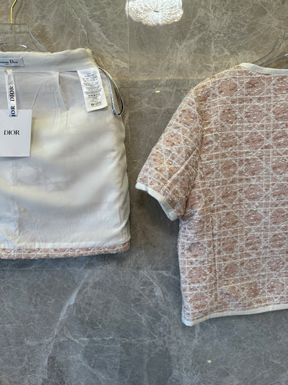 Conjunto de dos piezas en rosa Toile de Jouy de Dior: chaqueta de manga corta y minifalda de corte A