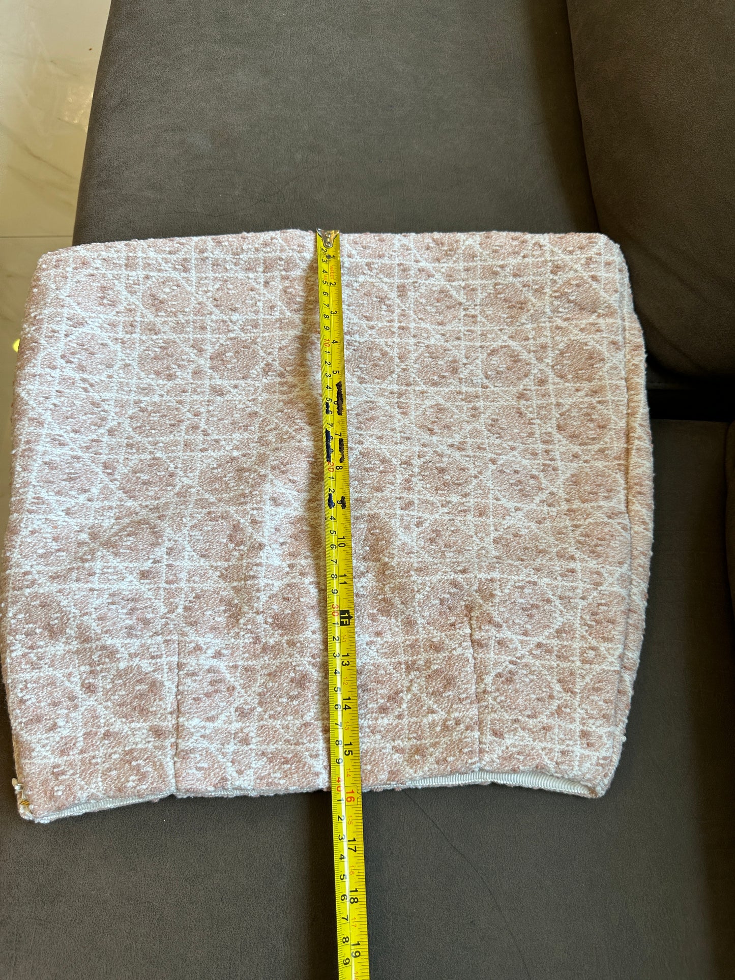 Conjunto de dos piezas en rosa Toile de Jouy de Dior: chaqueta de manga corta y minifalda de corte A