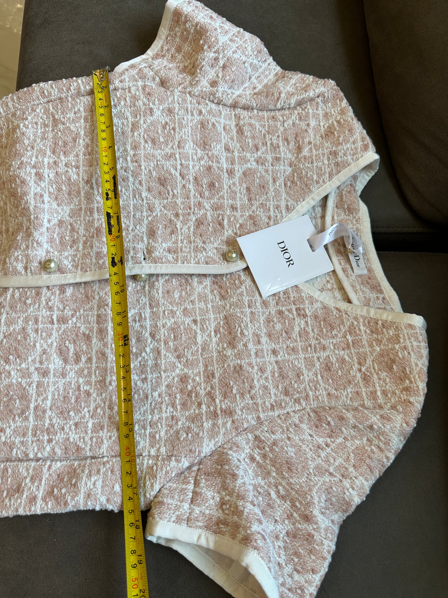 Conjunto de dos piezas en rosa Toile de Jouy de Dior: chaqueta de manga corta y minifalda de corte A