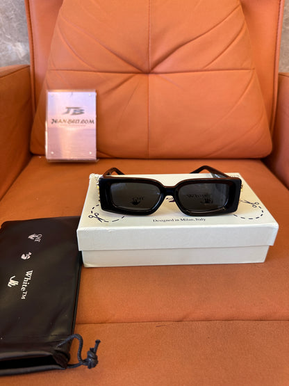 Óculos de Sol Off-White em Acetato Preto com Detalhes Dourados – Armação Quadrada